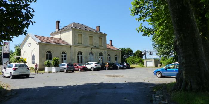 Le Parvis de la Gare d'AY