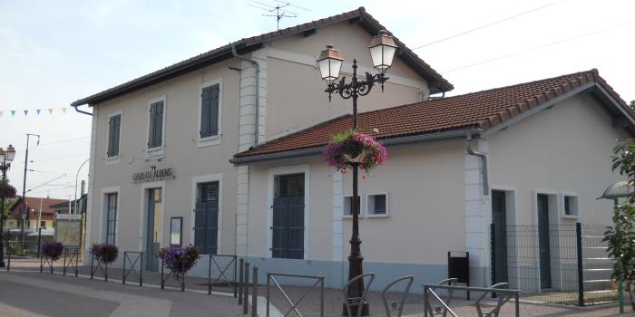 Façade (côté parvis)